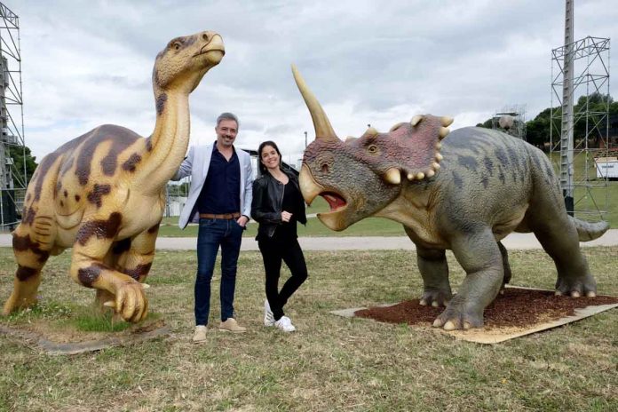 Roberta Medina e Luís Rocha com dinossauros do Espaço Família do Rock in Rio - Lisboa 2018 na Cidade do Rock em Lisboa