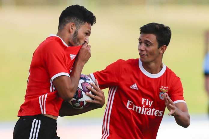 b9 celeb with b8 / Valentin Flauraud Benfica Uefa Youth League