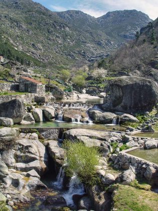Vista da ponte da Praia Fluvial de Loriga