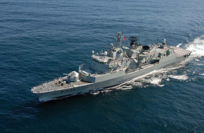 fragata Álvares Cabral 08-EX-02-052_ Resgatados 14 tripulantes de navio mercante