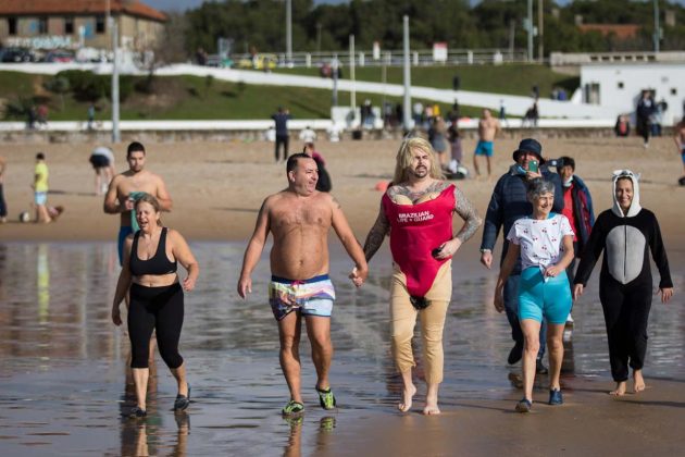 tradi&ccedil;&atilde;o em Carcavelos primeiro banho do ano