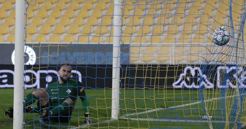 Acad&eacute;mica vence Estoril Praia