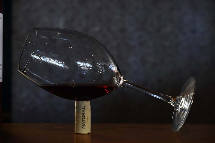vinho isabel-perez-_3d630XL-NQ-unsplash CMU vinho enzimas-chave do coronavírus