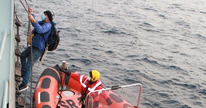 Resgate s Navio patrulha salva velejador solitário