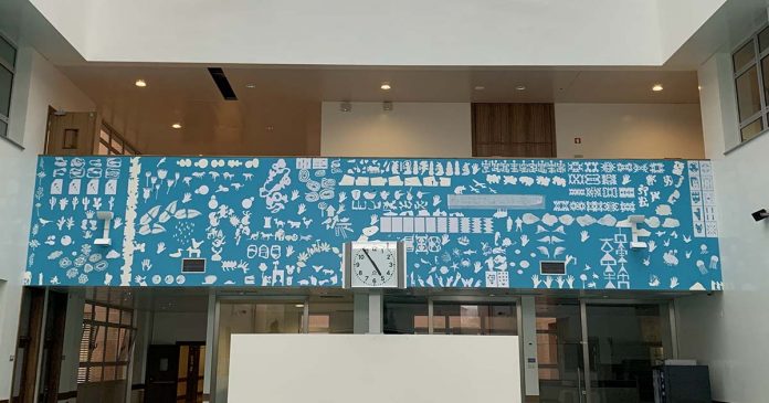 artistas dão cor a painel no Hospital Pediátrico