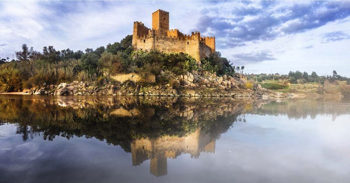 Almourol,Castle,-,Reflection,Of,History.,Portugal castelos de Portugal