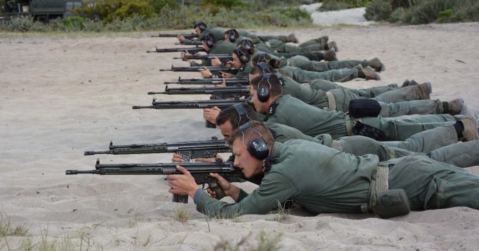 cadetes da Marinha em exercício militar
