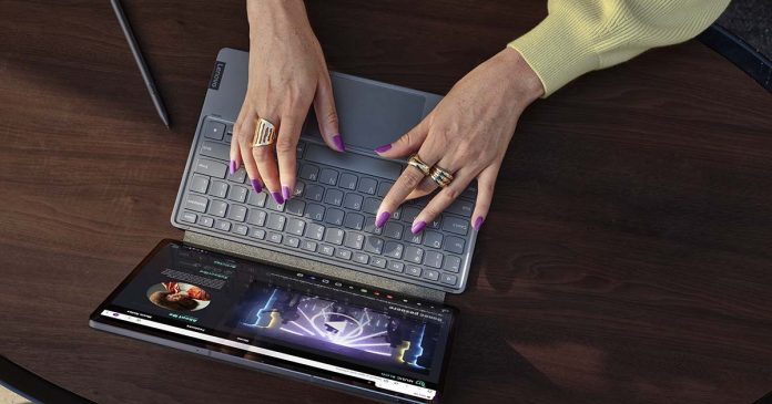 Lenovo Tab P12 Pro_lifestyle_keyboard s Lenovo na Tech World