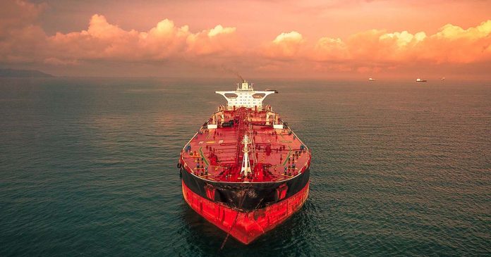 Incêndio em navio mercante