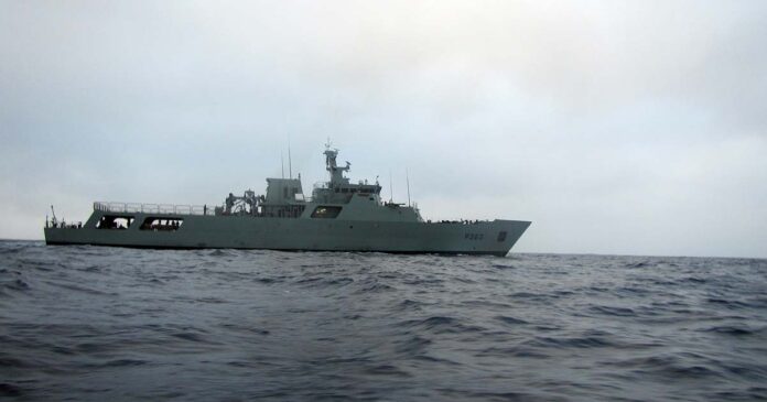 NRP Setubal Açores s Marinha a resgatar tripulantes de navio mercante