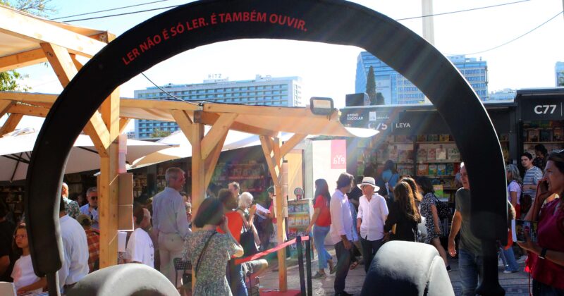 Sess&otilde;es de aut&oacute;grafos na Feira do Livro