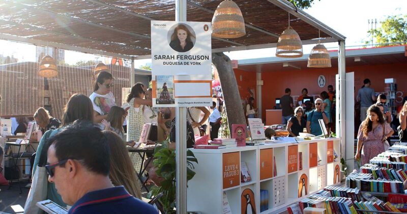 Sess&otilde;es de aut&oacute;grafos na Feira do Livro