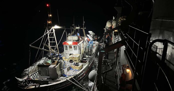 Navio da Marinha auxilia embarcação de pesca em dificuldades c Marinha-auxilia-embarcação