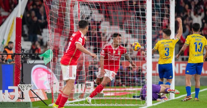 Benfica vence Estoril