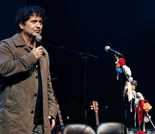 Espetáculo de Fernando Alvim reúne Tânia Laranjo, Jorge Andrade, Hugo Van der Ding, Beatriz Gosta e o Poeta da Cidade em “Todos Contam” Fernando Alvim em palco. Fotografia de arquivo que ilustra o espetáculo de Fernando Alvim