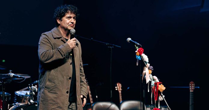 Fernando Alvim em palco. Fotografia de arquivo que ilustra o espetáculo de Fernando Alvim