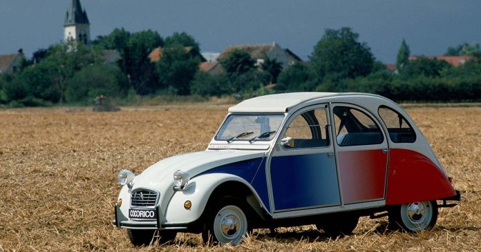 Citroën 2 CV Cocorico, edição limitada de 1986 inspirada no Mundial de Futebol, fotografado com a decoração tricolor característica