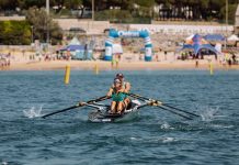 Remo de mar: elite mundial compete em Paço de Arcos na Regata 1924 Pharoes Beach Sprints International Trophy 2026 Participante numa prova de Beach Sprints durante uma competição de remo de mar em Paço de Arcos.
