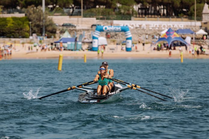 Participante numa prova de Beach Sprints durante uma competição de remo de mar em Paço de Arcos.