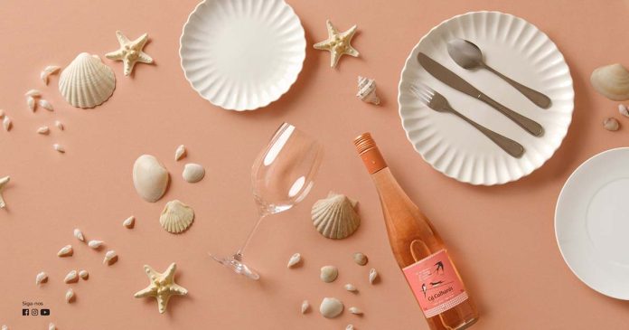 Adega de Palmela apresenta a campanha "Na Mesa, Combina Connosco" com o vinho Cá Calharás Rosé numa composição inspirada na partilha à mesa