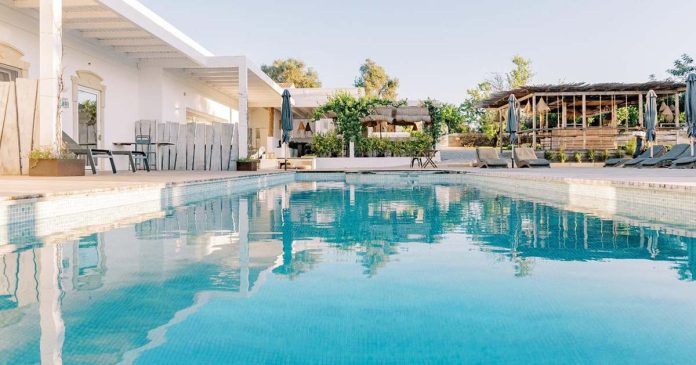 Algarve sem pressa no Conversas de Alpendre, em Vila Nova de Cacela, com piscina e ambiente tranquilo entre o campo e a praia.