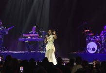 Anna Joyce no Casino Estoril conquistou o público com os seus maiores êxitos Anna Joyce interage com o público durante o concerto no Casino Estoril