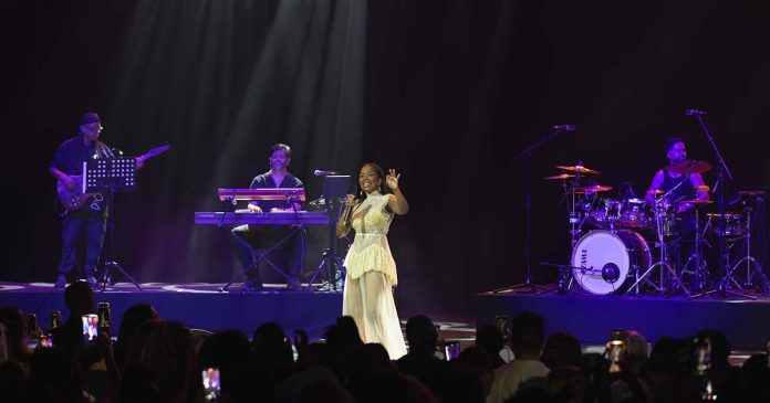 visão geral do palco e da banda Anna Joyce interage com o público durante o concerto no Casino Estoril