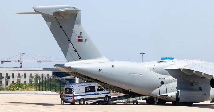 Ambulância é carregada num avião KC-390 da Força Aérea Portuguesa durante a missão de apoio humanitário à Venezuela
