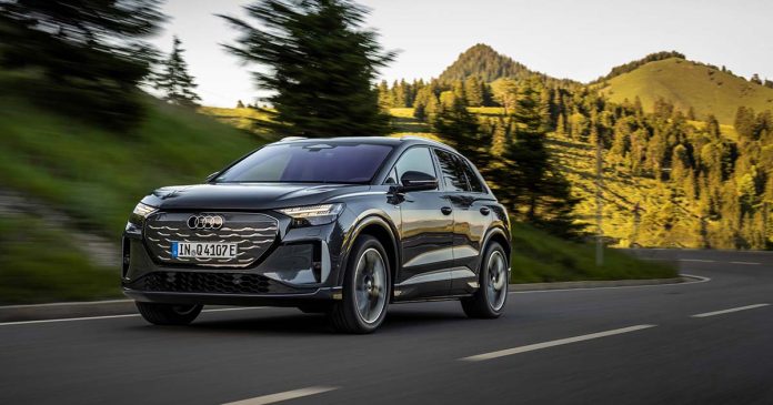 Audi Q4 e-tron atualizado Audi Q4 e-tron em circulação numa estrada de montanha durante a apresentação da atualização do SUV elétrico premium