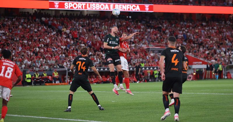 Jogadores do Benfica e do St. Gallen disputam uma bola a&eacute;rea durante o encontro da Liga Europa