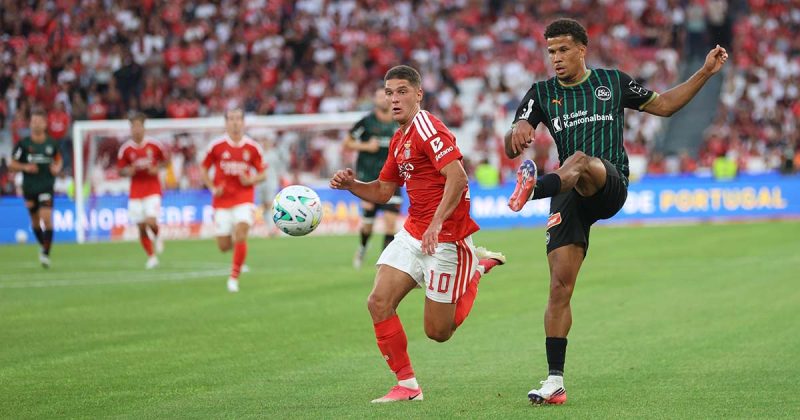 Lance de jogo entre Benfica e St. Gallen na segunda m&atilde;o da terceira pr&eacute;-eliminat&oacute;ria da Liga Europa