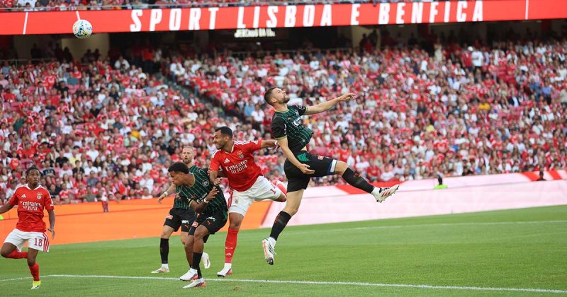 Benfica venceu St. Gallen por 5-0 e jogadores das duas equipas disputam uma bola a&eacute;rea durante o jogo