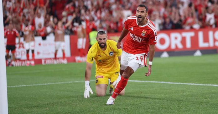 Benfica venceu St. Gallen com Vangelis Pavlidis a celebrar um dos quatro golos marcados na vitória por 5-0 no Estádio da Luz