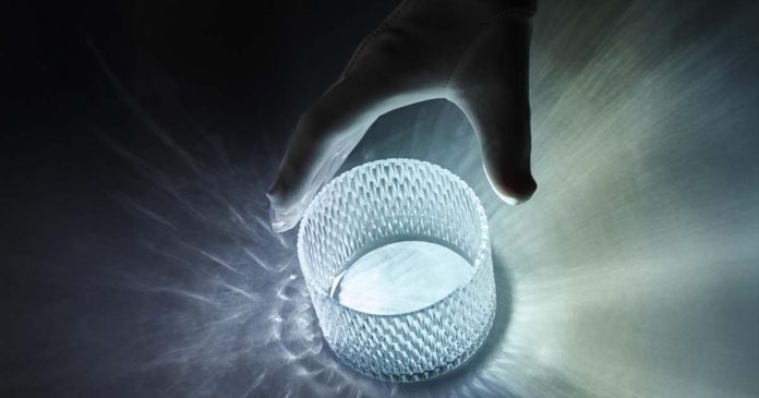 Peça de cristal lapidado utilizada pela Bentley no desenvolvimento dos efeitos visuais digitais do habitáculo do Bentley Torcal