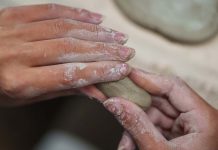 Bienal de Cerveira convida o público a fazer parte da criação artística Participante molda barro durante uma atividade da Bienal de Cerveira dedicada à criação artística e à experimentação