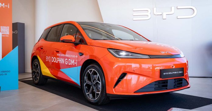 Vista de perfil do BYD DOLPHIN G DM-i, o novo híbrido plug-in da marca desenvolvido para o segmento B europeu.