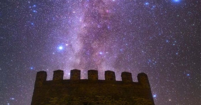 Castelo de Noudar sob um dos melhores céus da Europa Castelo de Noudar sob um céu repleto de estrelas na reserva Dark Sky Alqueva, no Baixo Alentejo.