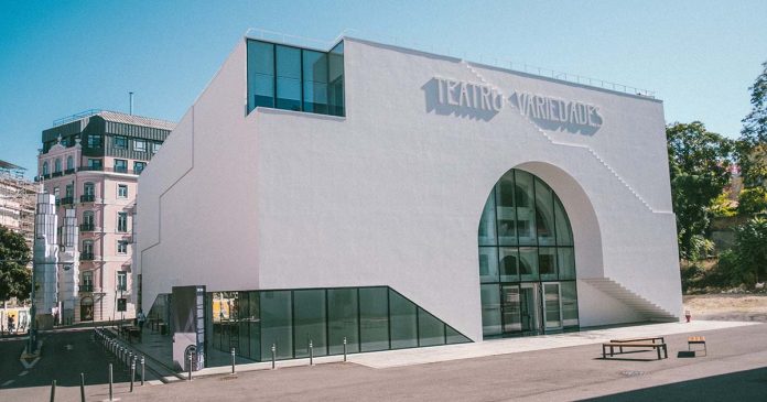 Fachada do edifício onde decorrem as comemorações do centenário do Teatro Variedades, no Parque Mayer.