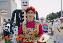 Cortejo dos Trajes de Papel leva 700 figurantes à Foz do Douro após reconhecimento como Património Cultural Imaterial Cortejo dos Trajes de Papel na Foz do Douro com participante em primeiro plano durante o desfile reconhecido como Património Cultural Imaterial