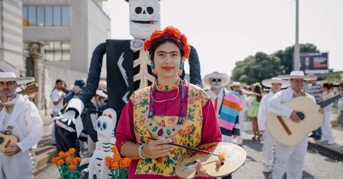 Cortejo dos Trajes de Papel na Foz do Douro com participante em primeiro plano durante o desfile reconhecido como Património Cultural Imaterial