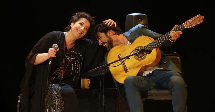 Daniel Casares e Dulce Pontes durante a apresentação de 