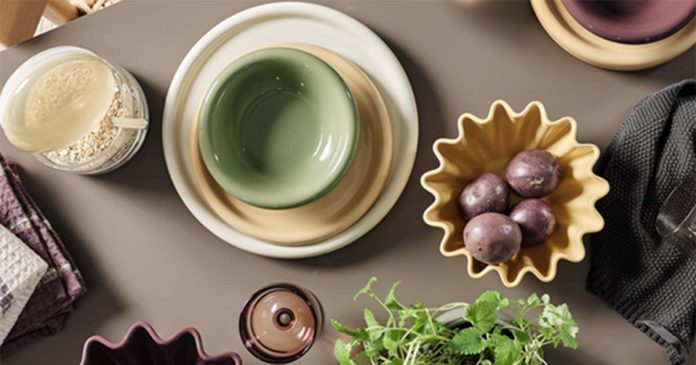Decoração de cozinha com a coleção Nordic Mood da JYSK Mesa posta com louça colorida, copos em vidro e acessórios da coleção Nordic Mood da JYSK para decoração de cozinha inspirada no design escandinavo