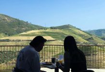 Escapadinha no Douro: onde o tempo corre mais devagar Escapadinha no Douro com casal a tomar o pequeno-almoço numa varanda com vista para as vinhas