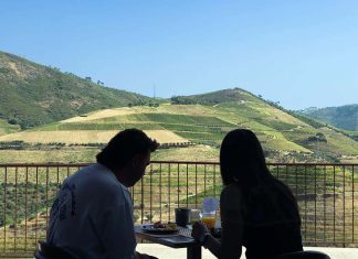 Escapadinha no Douro: onde o tempo corre mais devagar Escapadinha no Douro com casal a tomar o pequeno-almoço numa varanda com vista para as vinhas
