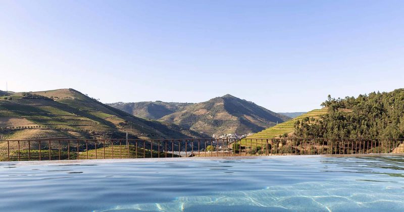 Escapadinha no Douro com piscina infinita e vista sobre as serras durienses