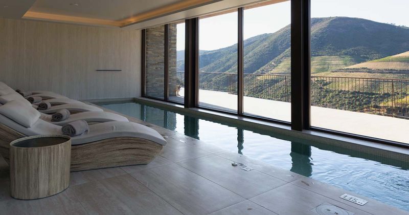 Piscina interior do spa para aproveitar numa escapadinha no Douro