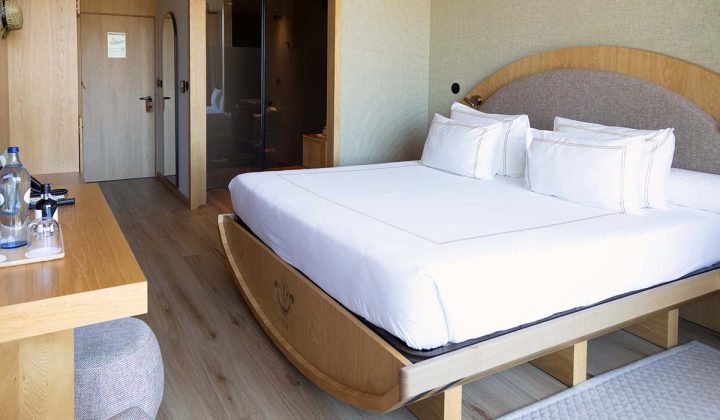 Interior de um quarto com cama inspirada numa meia pipa de vinho