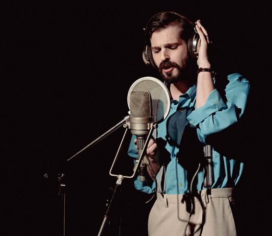 Filme sobre Carlos Paião: PLAYBACK leva ao grande ecrã a história de um dos maiores talentos da música portuguesa Rafael Ferreira interpreta Carlos Paião numa cena do filme sobre Carlos Paião, PLAYBACK