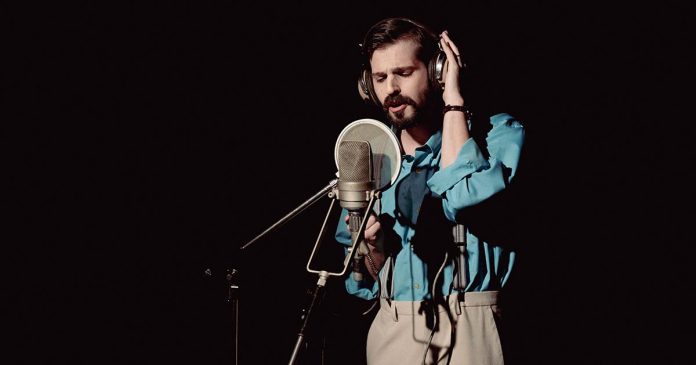 Rafael Ferreira interpreta Carlos Paião numa cena do filme sobre Carlos Paião, PLAYBACK