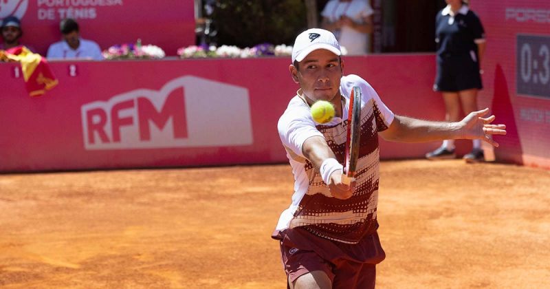 Gonzalo Bueno durante o encontro frente a Jaime Faria no Millennium Estoril Open